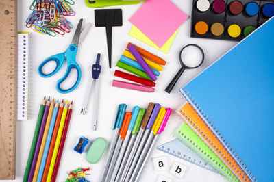 學校用品,純白色的背景上孤立的集合