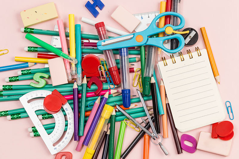 桌子上多種類型的學(xué)習(xí)文具_(dá)圖片素材