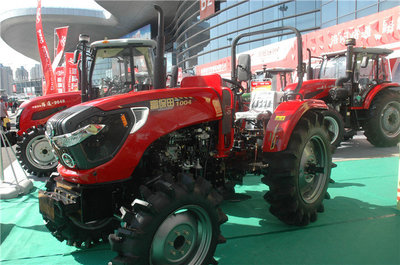 富保田1004輪式拖拉機 現代農業生產的高效伙伴